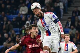 Red Bull Salzburg um Jacob Rasmussen hat gegen Corentin Tolisso und Co. oft das Nachsehen in Zweikämpfen. 