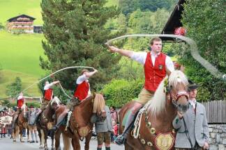 Die Dorfgasteiner Herreiter bei der Eröffnung des diesjährigen Bauernherbstes. Am Samstag ist der Verein Gastgeber des Preisschnalzens um die Alpentrophäe. 