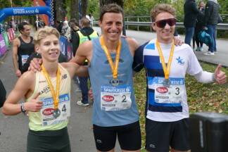 Die Top drei des Jedermannlaufs, von links: Emil Bezecny (Zweiter), Lukas Hollaus (Sieger) und Dominik Hirczy (Dritter).  