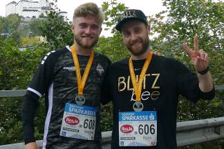 Mathew Collins (links) mit seinem Trainer Björn Schulz.  
