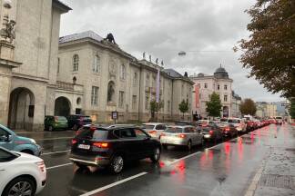 Auf beiden Salzachseiten in der Salzburger Innenstadt stauten sich die Pkw am Montagmorgen. 