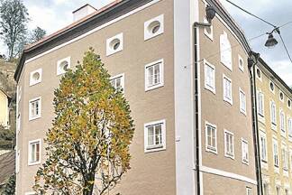 Sanierte Außenansicht mit neuen Ochsenaugen. 