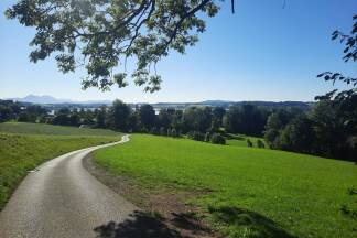 Ein Blick zurück: Nach dem Strandbad in Henndorf geht es bergauf. 