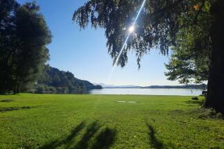 Ein Blick vom Strandbad Neumarkt auf den See. 
