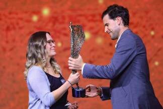 Melissa Koeck, Gehörlosen-Ski Alpin, erhält den Preis der Sportlerin des Jahres mit Behinderung von Dominic Thiem. 