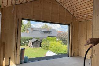 Ein großes Panoramafenster statt vieler kleiner Fenster, lautete die Devise. Im Dach sind die Systeme der Bauteilaktivierung zu erkennen: Sie kühlen im Sommer und wärmen im Winter. 
