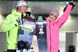 Die Snowboarder fallen mit Grün und Pink auf. Die Snowboarder fallen mit Grün und Pink auf.