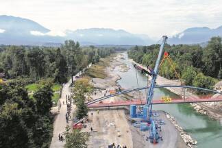 Vor einem Monat war die Brücke per Autokran eingehoben worden. 