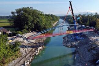 Vor einem Monat war die Brücke per Autokran eingehoben worden. 