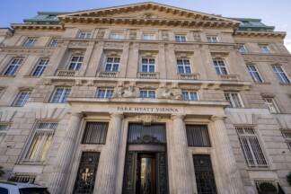 Die ehemalige Länderbank-Zentrale in Wien wurde ab 2008 in ein prunkvolles Hotel umgewandelt – heute befindet sich dort das Park Hyatt. Die ehemalige Länderbank-Zentrale in Wien wurde ab 2008 in ein prunkvolles Hotel umgewandelt – heute befindet sich dort das Park Hyatt.