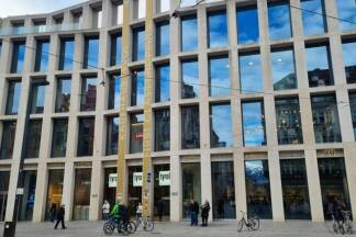 Das Kaufhaus Tyrol in der Innsbrucker Innenstadt war Benkos erstes großes Projekt. Es gehört zu den bekanntesten städtebaulichen Impulsen der Signa in Westösterreich. Das Kaufhaus Tyrol in der Innsbrucker Innenstadt war Benkos erstes großes Projekt. Es gehört zu den bekanntesten städtebaulichen Impulsen der Signa in Westösterreich.
