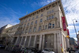 Das Haus in der Renngasse 2, in dem der Verfassungsgerichtshof seinen Sitz hat, und in dem sich auch das Bank Austria Kunstforum befand, wurde von Signa saniert. Das Haus in der Renngasse 2, in dem der Verfassungsgerichtshof seinen Sitz hat, und in dem sich auch das Bank Austria Kunstforum befand, wurde von Signa saniert.
