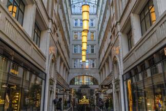Das Goldene Quartier im Herzen Wiens ist eines der Filetstücke des früheren Signa-Imperiums. Es ist heute fixer architektonischer Bestandteil des 1. Bezirks. Das Goldene Quartier im Herzen Wiens ist eines der Filetstücke des früheren Signa-Imperiums. Es ist heute fixer architektonischer Bestandteil des 1. Bezirks.