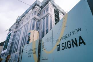 In Düsseldorf baute Signa das Carsch Haus um, ein historisches Kaufhaus in Bestlage. Die Vollendung der Baustelle obliegt nun einer Thailändischen Gruppe. In Düsseldorf baute Signa das Carsch Haus um, ein historisches Kaufhaus in Bestlage. Die Vollendung der Baustelle obliegt nun einer Thailändischen Gruppe.