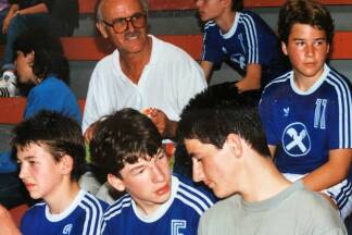 Als Lehrer und Trainer begleitete er Generationen von Schülern zu Handballmeisterschaften. 