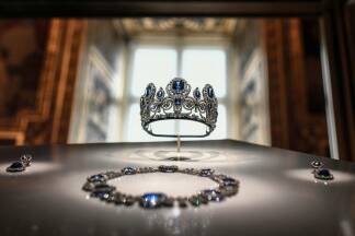 Ein Schmuckset („Parure“) der Königinnen Marie-Amélie und Hortense, das im Apollon-Saal des Louvre in Paris ausgestellt war. Die Aufnahme entstand nach der Wiedereröffnung der Galerie im Jänner 2020 nach umfangreichen Renovierungsarbeiten. Ein Schmuckset („Parure“) der Königinnen Marie-Amélie und Hortense, das im Apollon-Saal des Louvre in Paris ausgestellt war. Die Aufnahme entstand nach der Wiedereröffnung der Galerie im Jänner 2020 nach umfangreichen Renovierungsarbeiten.