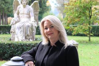 Der marmorne Engel am Urnenfeld am Kommunalfriedhof Salzburg gehört zu den Lieblingsorten von Verena Wengler. 