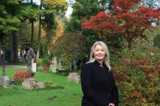 Im Salzburger Kommunalfriedhof ist sie daheim ...  Im Salzburger Kommunalfriedhof ist sie daheim ...