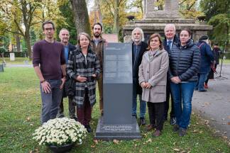 Eröffnung: v.l.n.r.: Kay-Michael Dankl (Vizebürgermeister), Markus Grüner-Musil (Bürgerliste), Dagmar Aigner (Kulturabteilungsvorständin), Vincent Pultar (Vertretung d. Bürgermeisters), Ludwig Laher (Redner), Sabine Veits-Falk (Leiterin Haus der Stadtgeschichte), Florian Kreibich (Vizebürgermeister), Christine Kuchar (Friedhofsverwaltung). 