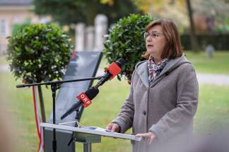 Historikerin Sabine Veits-Falk eröffnete das Infopult im Kommunalfriedhof. 