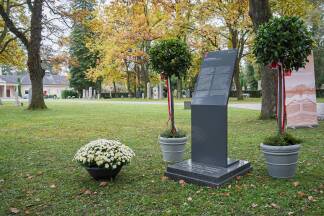 Infopult beim Kriegerdenkmal im Kommunalfriedhof.  