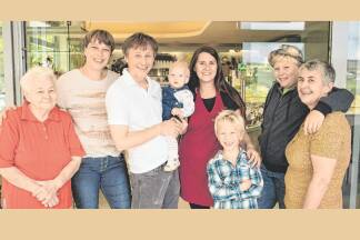 Die Familie Spiegel (v. l.): Oma Resi, Evelien, Edgar, Anouk, Sandra, Falko, Sebastian und Monika. Die Familie Spiegel (v. l.): Oma Resi, Evelien, Edgar, Anouk, Sandra, Falko, Sebastian und Monika.