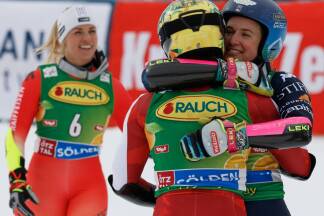 Die ersten Glückwünsche kamen von Paula Moltzan (r.) und Lara Gut-Behrami, die hinter ihr auf dem Podest landeten.  Die ersten Glückwünsche kamen von Paula Moltzan (r.) und Lara Gut-Behrami, die hinter ihr auf dem Podest landeten.