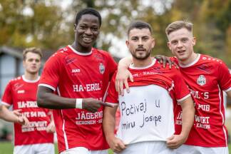 Adrian Vurbic jubelte in der Salzburger Liga mit einer Botschaft in kroatischer Sprache: „Počivaj u miru Josipe“ – Ruhe in Frieden, Josip. 