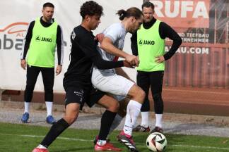 Vor den Augen der reaktivierten Legenden Johannes Wagenbichler und Florian Schwabl setzten sich die Schwarzacher in der Salzburger Liga gegen Puch durch.  Vor den Augen der reaktivierten Legenden Johannes Wagenbichler und Florian Schwabl setzten sich die Schwarzacher in der Salzburger Liga gegen Puch durch.