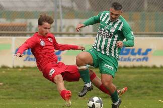 Cem Emen (rechts) und die Henndorfer siegten gegen Anif in der Salzburger Liga. 