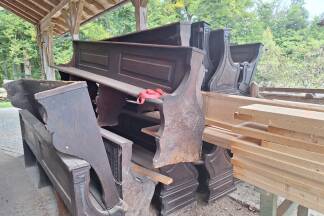 Das Kirchengestühl aus der St. Blasisus Kirche vor der Werkstatt.   Das Kirchengestühl aus der St. Blasisus Kirche vor der Werkstatt.