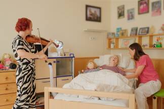 Iris Krall-Radulian spielt bei ihrer Arbeit für die Menschen in den Caritas-Socialis-Einrichtungen.  Iris Krall-Radulian spielt bei ihrer Arbeit für die Menschen in den Caritas-Socialis-Einrichtungen.