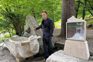 Der Bildhauer und Steinmetz Hermann Eibl hat den neuen Klimtbrunnen am Egelsee samt Bild (r.) gestaltet. Der Bildhauer und Steinmetz Hermann Eibl hat den neuen Klimtbrunnen am Egelsee samt Bild (r.) gestaltet.