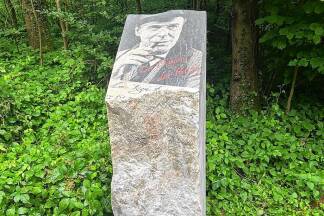 Denkmal für Michael Heltau: „Doyen der Burg“ und treuer Festspielgast. Denkmal für Michael Heltau: „Doyen der Burg“ und treuer Festspielgast.