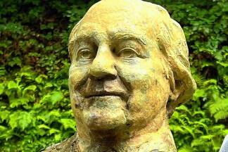 Auch der im Jänner 2025 verstorbene Kabarettist und Schauspieler Otto Schenk ist am Künstlerspurenweg mit einer Büste verewigt. Auch der im Jänner 2025 verstorbene Kabarettist und Schauspieler Otto Schenk ist am Künstlerspurenweg mit einer Büste verewigt.