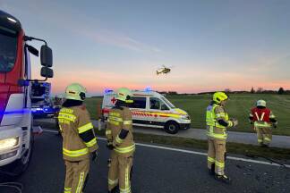 Feuerwehrkräfte sicherten die Unfallstelle, sperrten die B1 und unterstützten ein Abschleppunternehmen bei der Bergung der Fahrzeuge. 