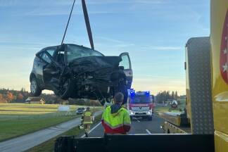 Feuerwehrkräfte sicherten die Unfallstelle, sperrten die B1 und unterstützten ein Abschleppunternehmen bei der Bergung der Fahrzeuge. 