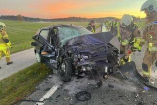 Feuerwehrkräfte sicherten die Unfallstelle, sperrten die B1 und unterstützten ein Abschleppunternehmen bei der Bergung der Fahrzeuge. 