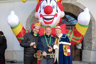 Bürgermeister Thomas Freylinger (Bildmitte) beim Jubiläums-Narrenwecken in Kuchl mit der Faschingsgilde Naracucula. Bürgermeister Thomas Freylinger (Bildmitte) beim Jubiläums-Narrenwecken in Kuchl mit der Faschingsgilde Naracucula.