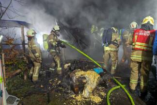 Unter schwerem Atemschutz wurden insgesamt sechs Hochdruck- und C-Rohre eingesetzt. 
