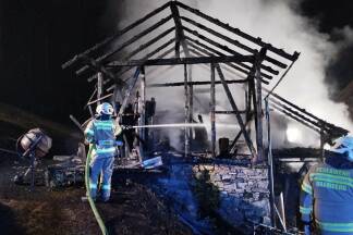 Der Stall brannte vollkommen nieder. 