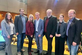 Von links: Stadträtin Tamara Hauenschild, Stadtrat Mario Göschl, Stadträtin Silvia Schuster, Bürgermeister Andreas Wimmreuter, Vize-Bgm. Christof Mayr, Stadträtin Verena Bebic und Stadtrat Werner Hörl. Von links: Stadträtin Tamara Hauenschild, Stadtrat Mario Göschl, Stadträtin Silvia Schuster, Bürgermeister Andreas Wimmreuter, Vize-Bgm. Christof Mayr, Stadträtin Verena Bebic und Stadtrat Werner Hörl.