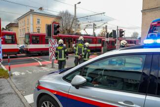 Der Zug erfasste lediglich das Heck des Autos und drehte dieses um 90 Grad. 