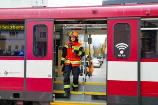Der Zug erfasste lediglich das Heck des Autos und drehte dieses um 90 Grad. 