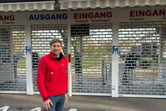 Gemeinderat Sebastian Lankes vor dem Leopoldskroner Freibad.  