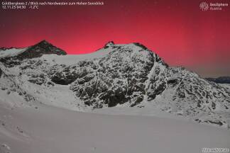 Die Kamera befindet sich am Grat zwischen dem Tramerkopf und der Großzirknitzscharte auf 2.765m Seehöhe. Der Blick zeigt nach Nordwesten zum Hohen Sonnblick. Diese Kamera ist Teil des glaziologischen Forschungsprogramms rund um das Sonnblick-Observatorium und wird von der GeoSphere Austria betrieben. 