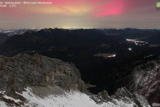 Die Kamera befindet sich in unmittelbarer Nähe der Meilerhütte im Wettersteingebirge. Der Blick zeigt nach Nordwesten. Der Betrieb erfolgt auf ehrenamtlicher Basis in Zusammenarbeit mit dem DAV Sektion Garmisch-Partenkirchen und dem Hüttenteam der Meilerhütte. 
