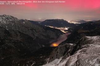 Die Kamera befindet sich am Grat zwischen Stuhljoch und Funtenseetauern, auf einem westlichen Vorgipfel des Funtenseetauern im Nationalpark Berchtesgaden. Der Blick zeigt nach Norden. Links ist der Watzmann mit seinen diversen Gipfeln, in der Mitte im Vordergrund der Königssee und im Hintergrund Berchtesgaden, der Untersberg und die Stadt Salzburg. 