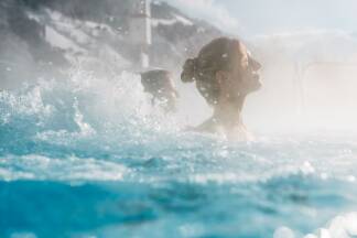 Am Vormittag die Pisten unsicher machen, am Nachmittag ausruhen: Da eignet sich ein Besuch in der Alpentherme Gastein. 