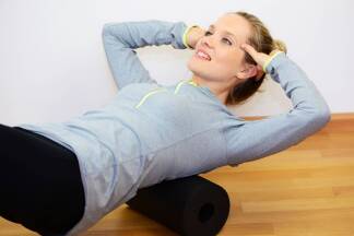 Übungen auf einer Blackroll. 